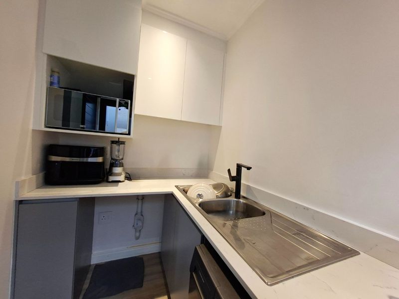 Stunning 3 bedroom, 3.5 bathroom cluster available in Bryanston - Photo 6