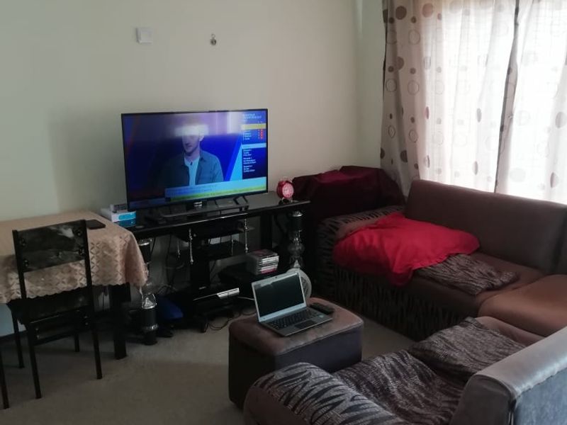 2 Bedroom Apartment / Flat for Sale in Lakefield - Photo 5