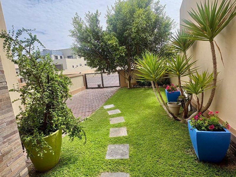 Stylish 3x Bedrooms Double Storey Townhouse For Sale in Dolphin Beach - Photo 3