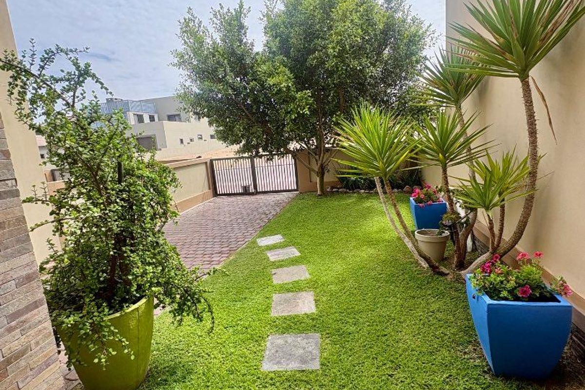 Stylish 3x Bedrooms Double Storey Townhouse For Sale in Dolphin Beach - Photo 3
