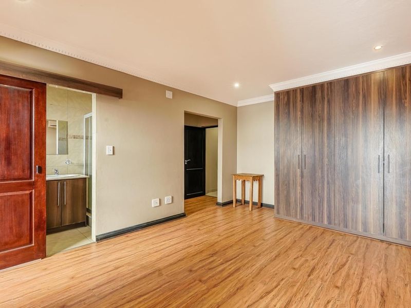 This grand 5-bedroom, 4.5-bathroom home redefines spacious, luxurious living. - Photo 10