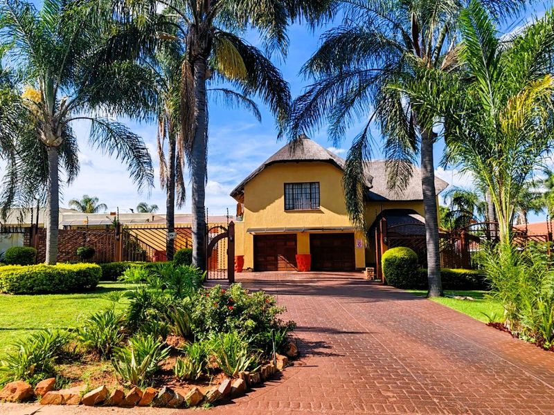 Charming 3-Bedroom Home in a Wonderful Neighborhood - Photo 1