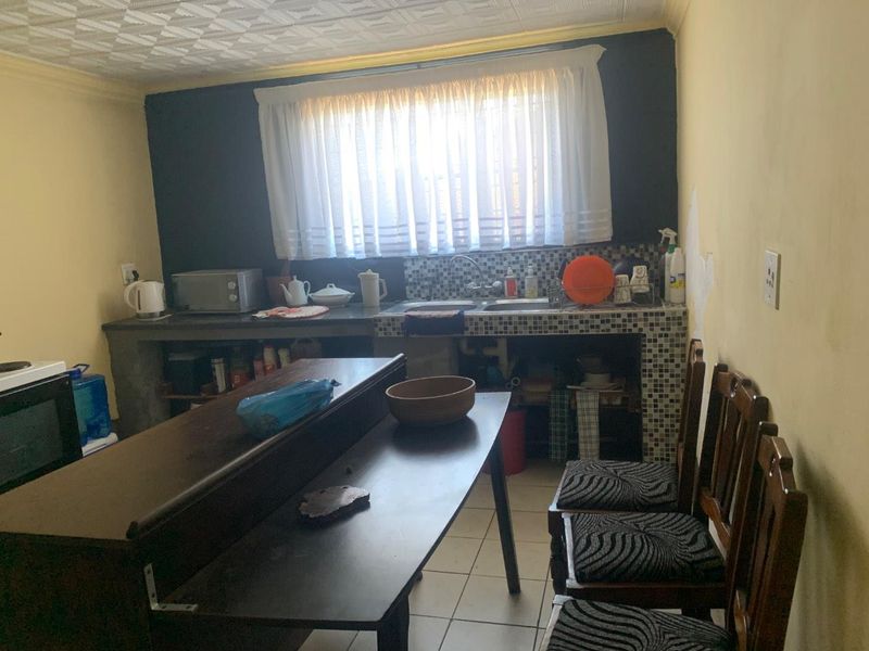 3 bedroom house with 2 rooms and garage for sale in Chiawelo - Photo 2