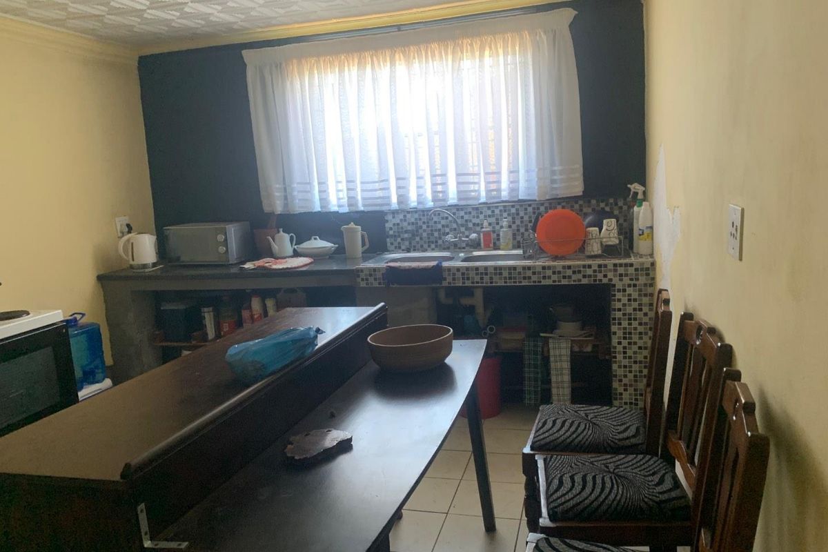 3 bedroom house with 2 rooms and garage for sale in Chiawelo - Photo 2