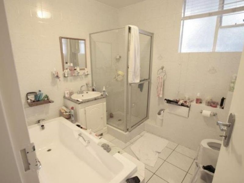 Spacious 123 sqm 2 bedroom apartment in Benmore - Photo 9