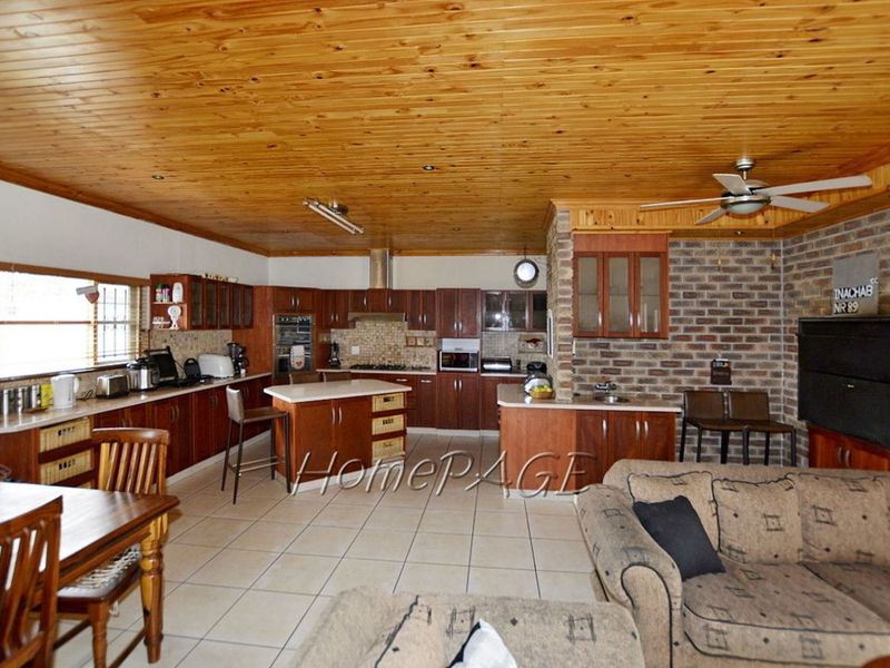 Central, Walvis Bay:  BEAUTIFUL, SPACIOUS HOME WITH FLAT FOR SALE - Photo 10