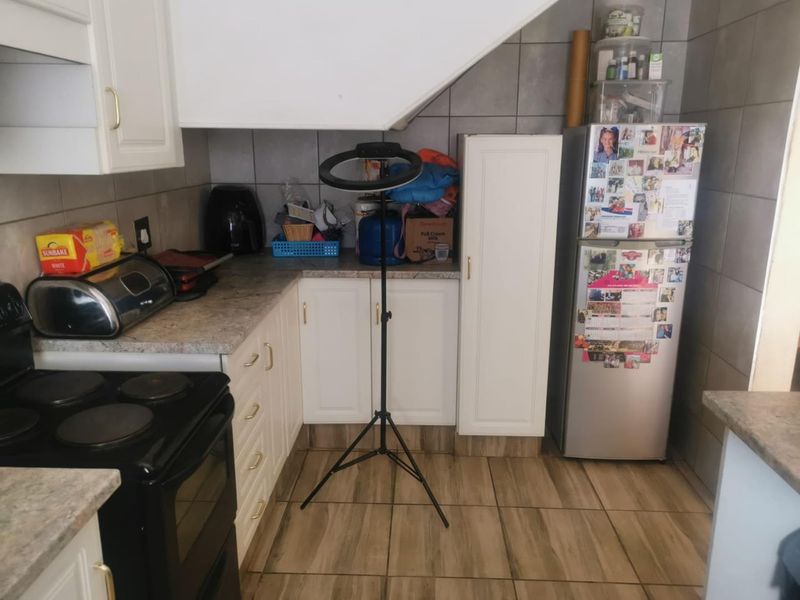 Close to schools and spar - Photo 3