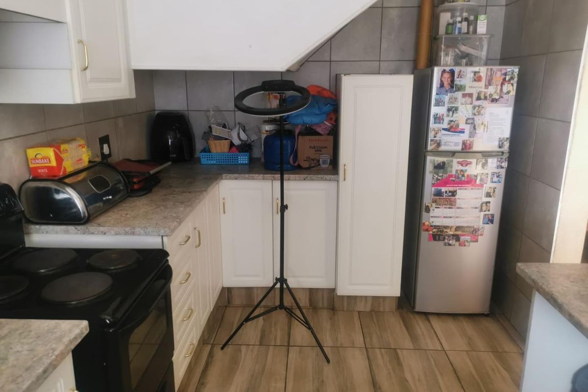 Close to schools and spar - Photo 3