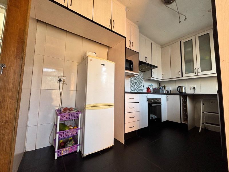 Spacious 3-Bedroom Family Home with Jacuzzi & Entertainment Lapa | Wannenburghoogte, Germiston - Photo 3