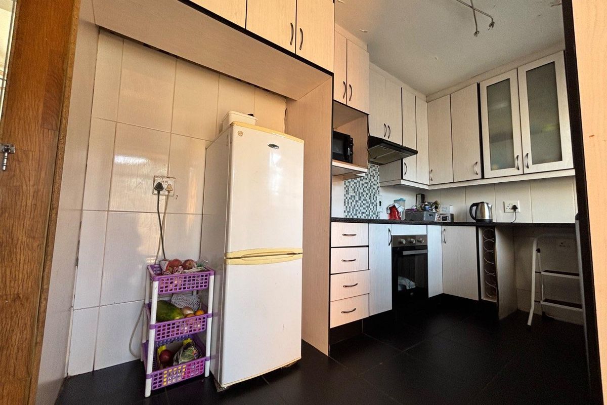 Spacious 3-Bedroom Family Home with Jacuzzi & Entertainment Lapa | Wannenburghoogte, Germiston - Photo 3