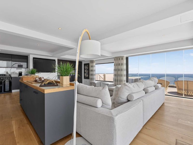 Skyline Penthouse Masterpiece in Sea Point - Photo 6