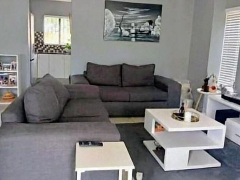 3 Bedroom Family Townhouse To Let - Photo 3