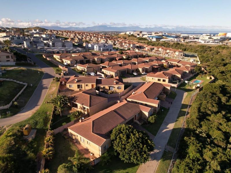 Low maintenance townhouse on sought after area - Photo 2