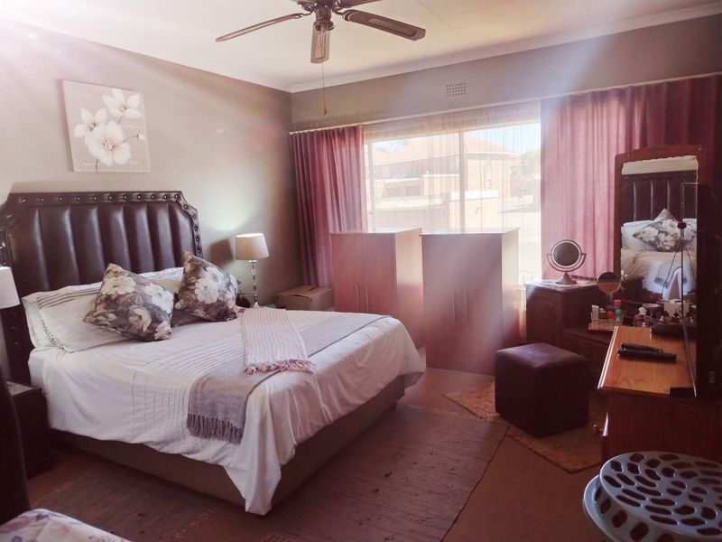 A SPACIOUS TOWNHOUSE - Photo 8