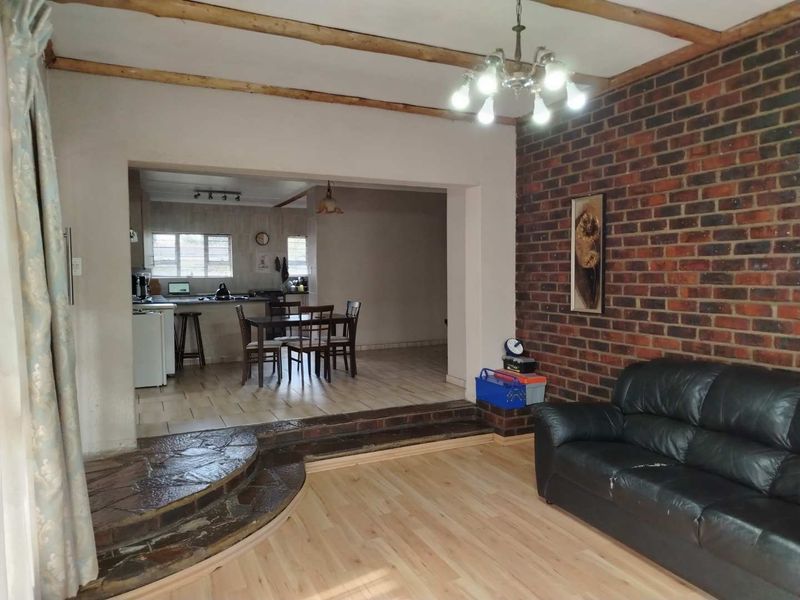 Spacious Family Home with Pool & Double Garage - Photo 4
