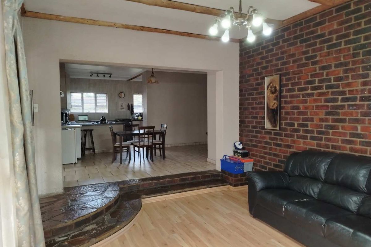 Spacious Family Home with Pool & Double Garage - Photo 4
