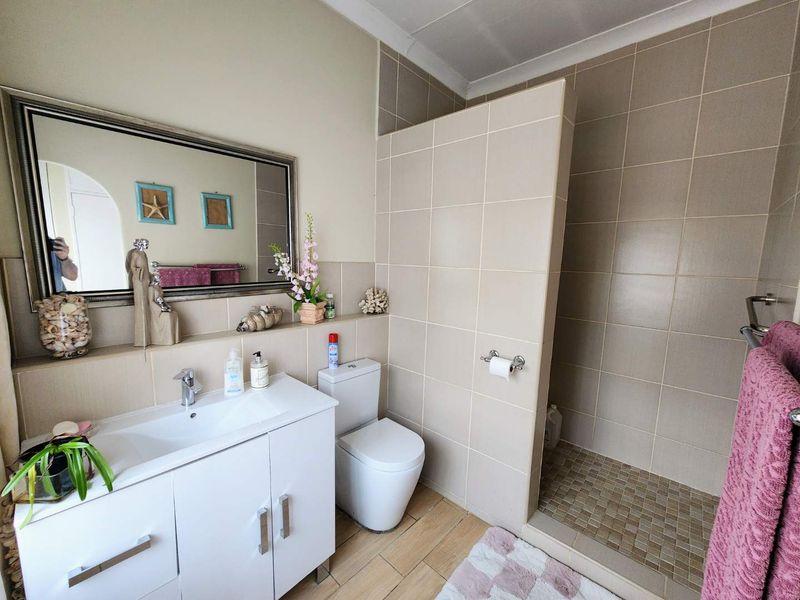 Dual Living at its Finest: Spacious 4-Bedroom Home with a Fully Self-Contained Flat - Photo 10