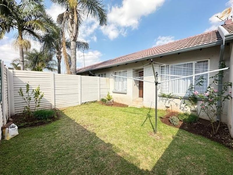 Charming 2-Bedroom Townhouse for Sale in Rooihuiskraal – Ideal for First-Time Buyers or Investors - Photo 2
