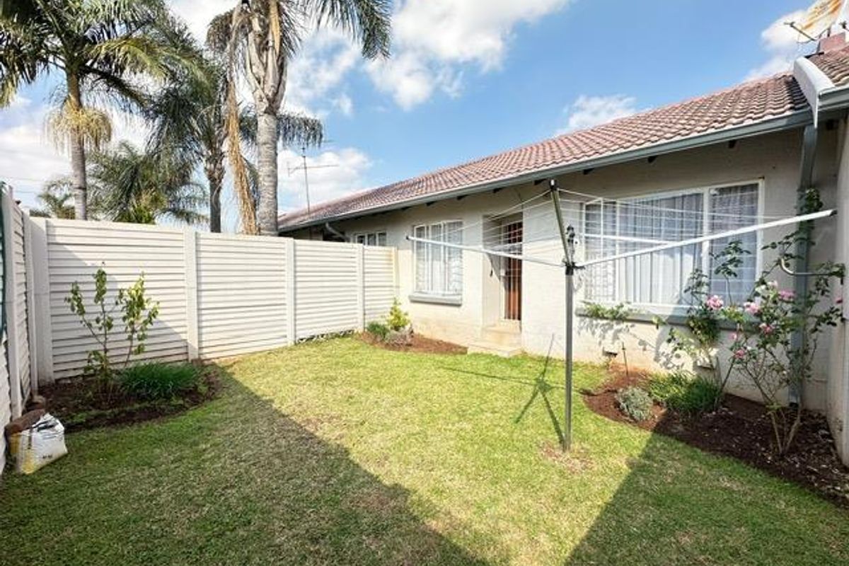 Charming 2-Bedroom Townhouse for Sale in Rooihuiskraal – Ideal for First-Time Buyers or Investors - Photo 2