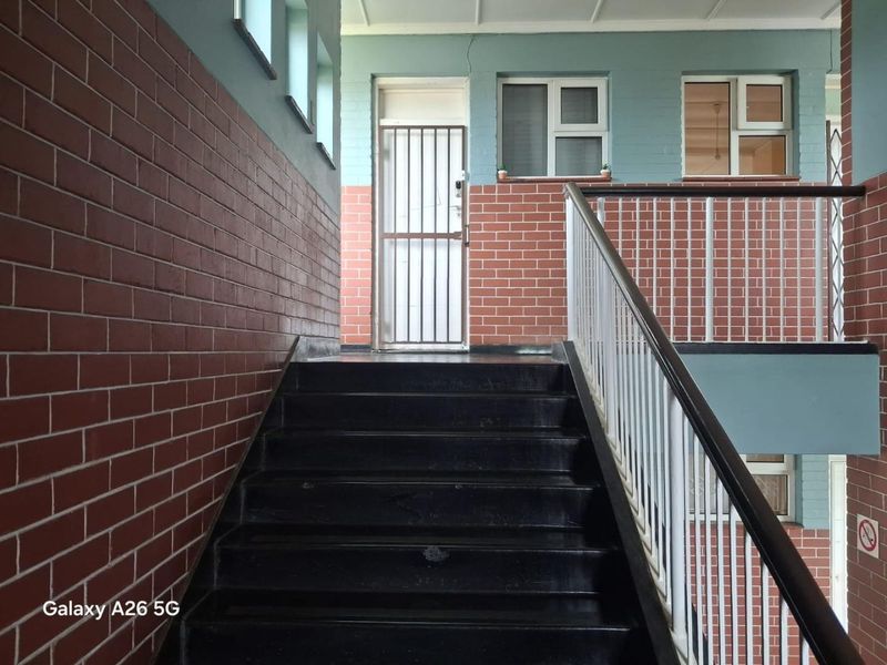 Compact Bachelor Flat with Parking in Secure Bluff Location - Photo 5