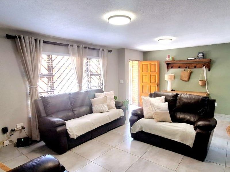 Eye Catching 3 Bedroom Duplex with Solar & Private Pool - Photo 6