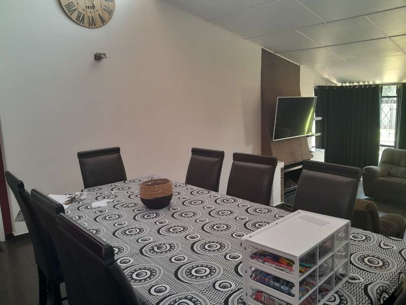 Modern well established 3 Bedroom family Home - Photo 7