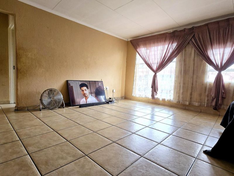 Renovator’s Dream – Endless Potential! - Photo 8