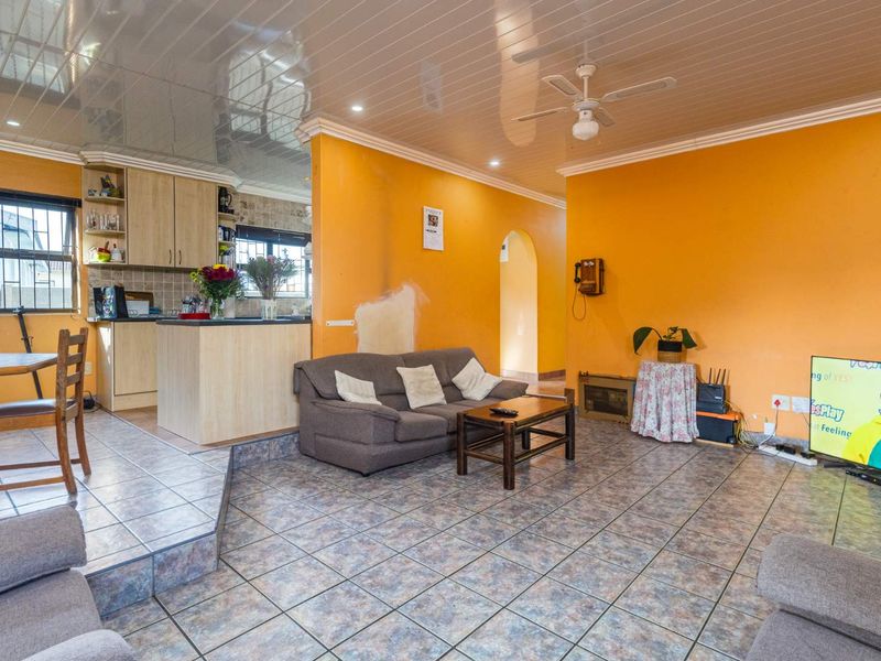 Spacious 4-Bedroom Family Home with Ample Parking in Riverton - Photo 10