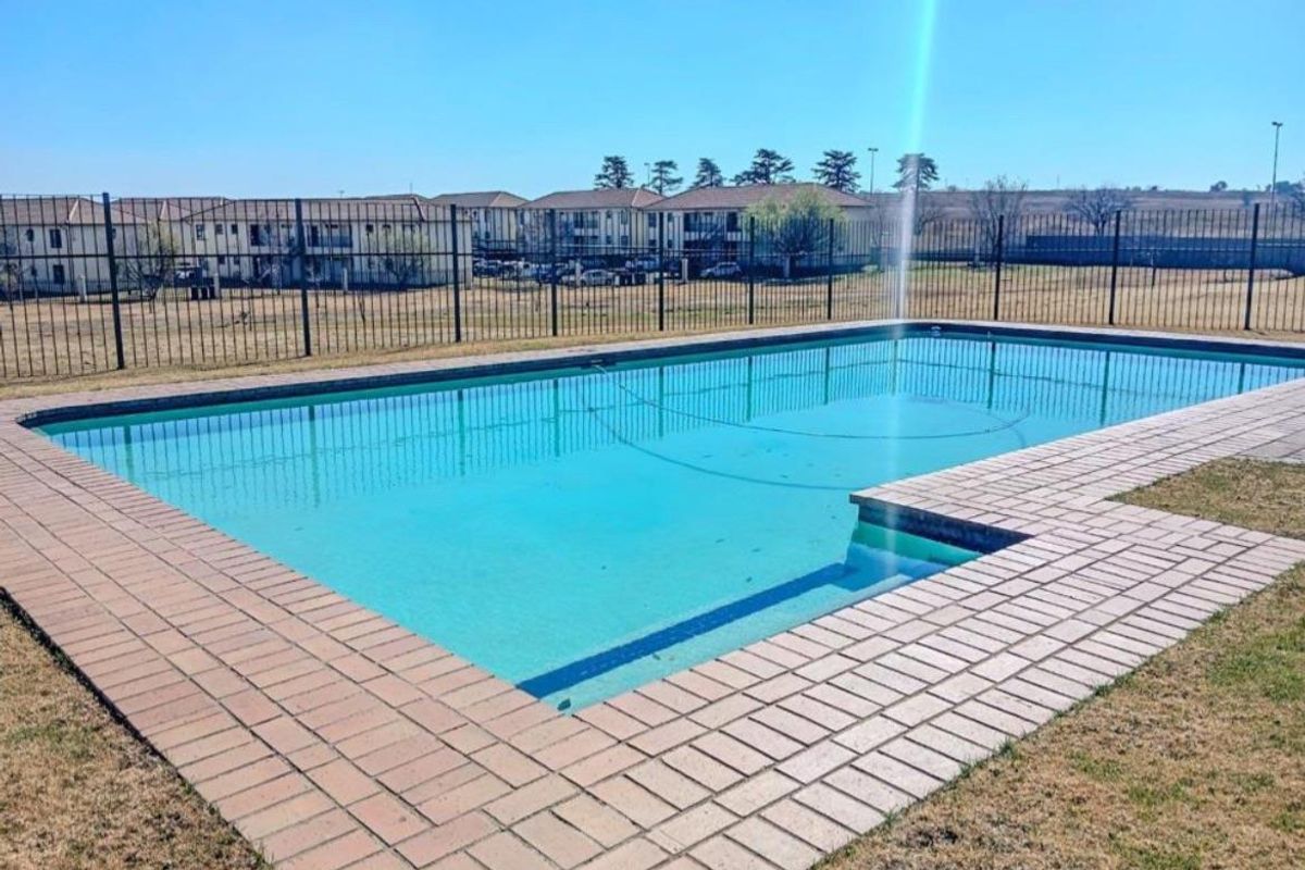 Modern 1st floor 1-Bedroom Unit in Prestigious Parklands Estate (Parkrand, Boksburg) - Photo 2