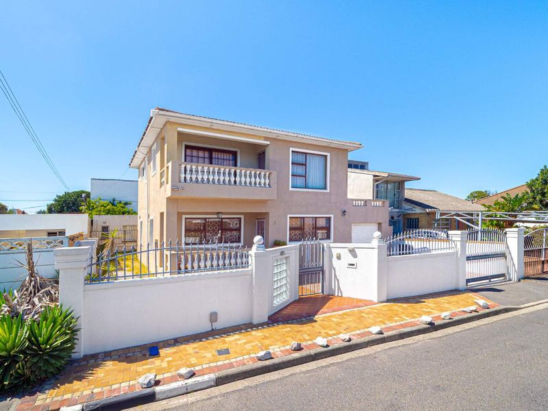 With Table Mountain in sight 5 bedroom,3.5  bathroom plus separate flat & Garage. - Photo 4