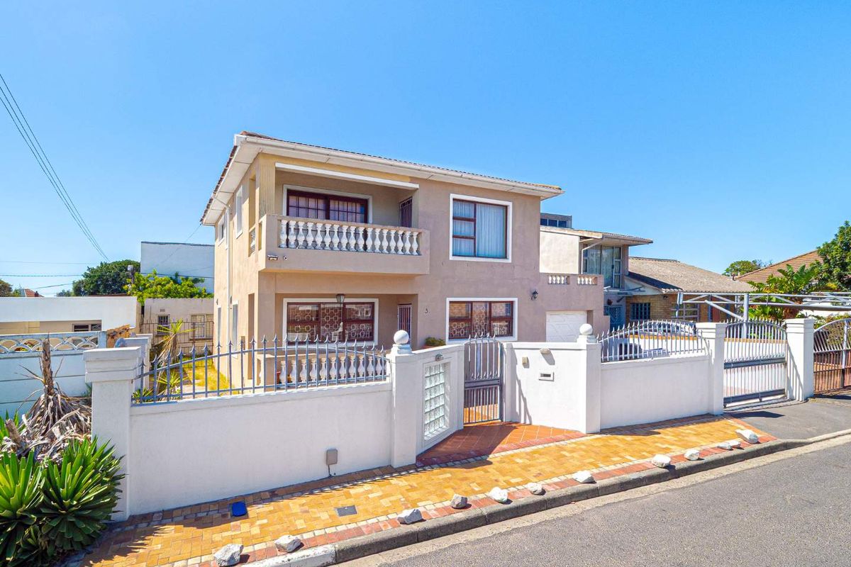 With Table Mountain in sight 5 bedroom,3.5  bathroom plus separate flat & Garage. - Photo 4