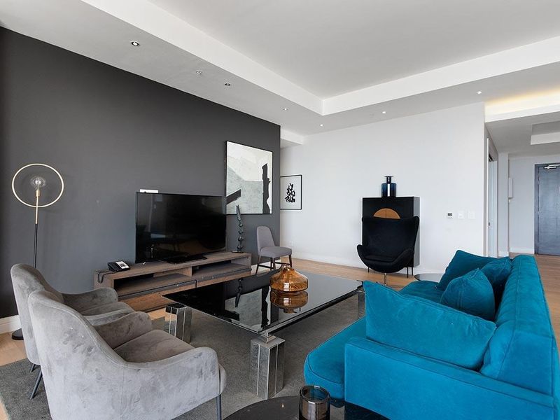 Penthouse Perfection: Breathtaking Views- Elegant Urban Retreat with Panoramic Table Mountain and Ocean Views - Photo 7