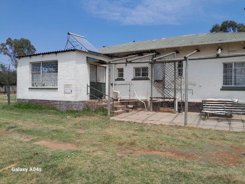 Walled 2 Houses in a plot(1,78 ha) next to Main Road,close to the shops - Photo 3