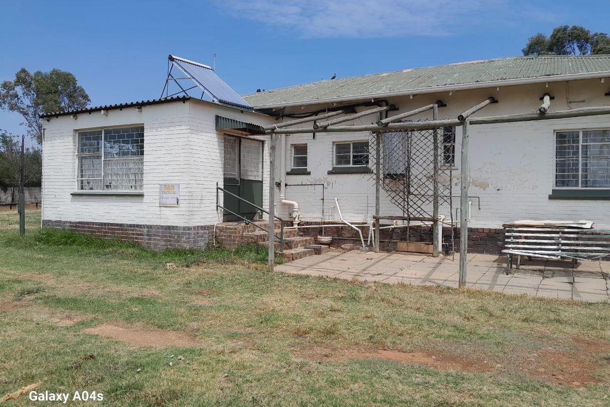 Walled 2 Houses in a plot(1,78 ha) next to Main Road,close to the shops - Photo 3