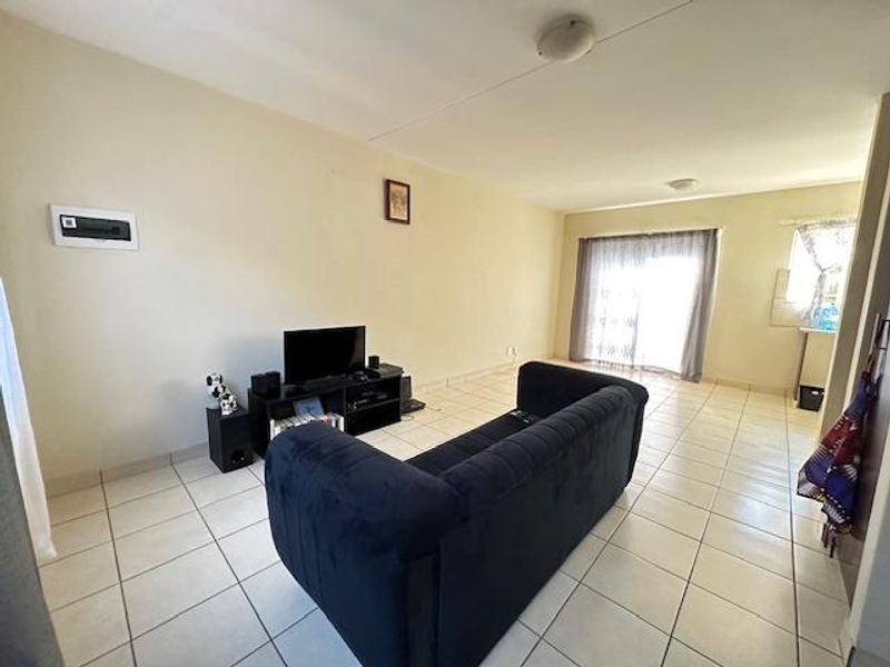 Spacious 3-Bedroom Duplex Townhouse in Annlin - Photo 6