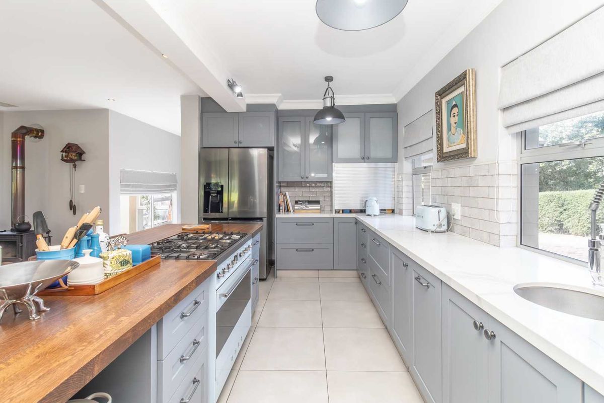 A RARE OPPORTUNITY: TRANQUIL LUXURY LIVING ON A PRESTIGIOUS AGRICULTURAL HOLDING - Photo 4