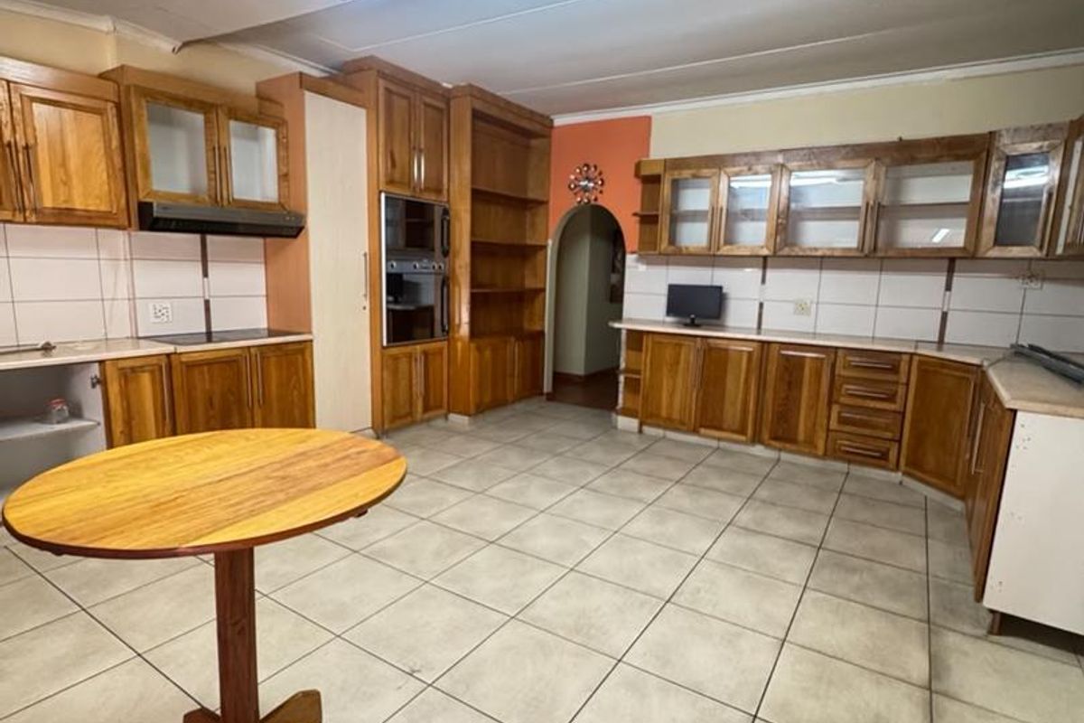 MODERN, WELL-MAINTAINED 5 BEDROOM HOUSE TO LET IN EROS, CLOSE TO AMENITIES!! - Photo 2