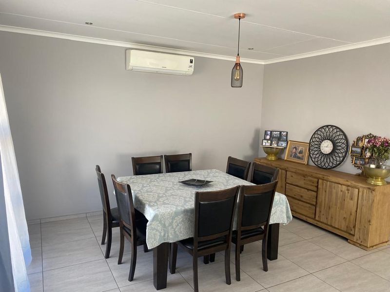 Lovely 4 Bedroom House For Sale - Photo 7