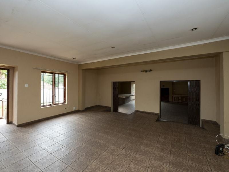 Fixer-upper with entertainer's flair - Photo 5