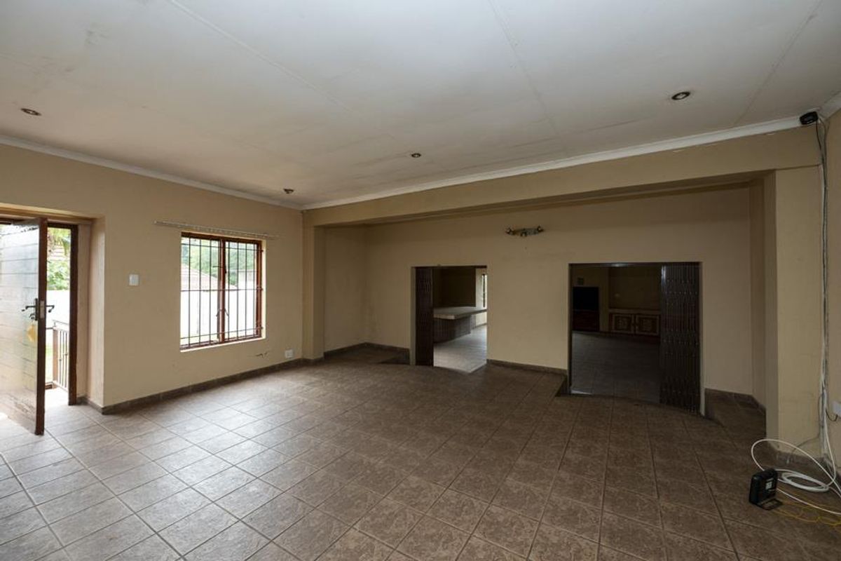 Fixer-upper with entertainer's flair - Photo 5