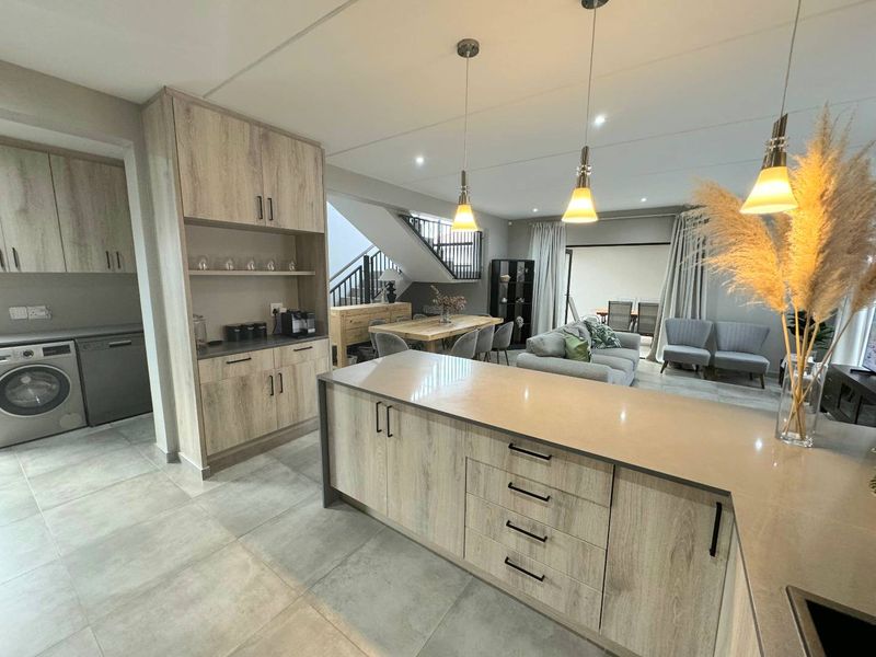 ELEGANT CONTEMPORARY LIVING AT IT'S FINEST - Photo 8