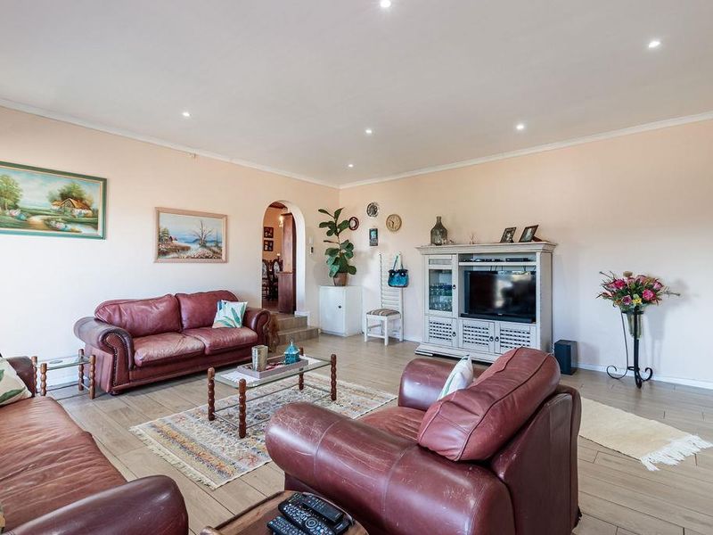 Stunning 3 bed 2 bath home for sale - Photo 7