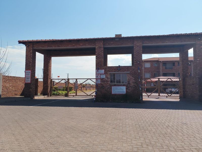 2 bedroom ground floor unit, walking distance from Eastrand Mall - Photo 8