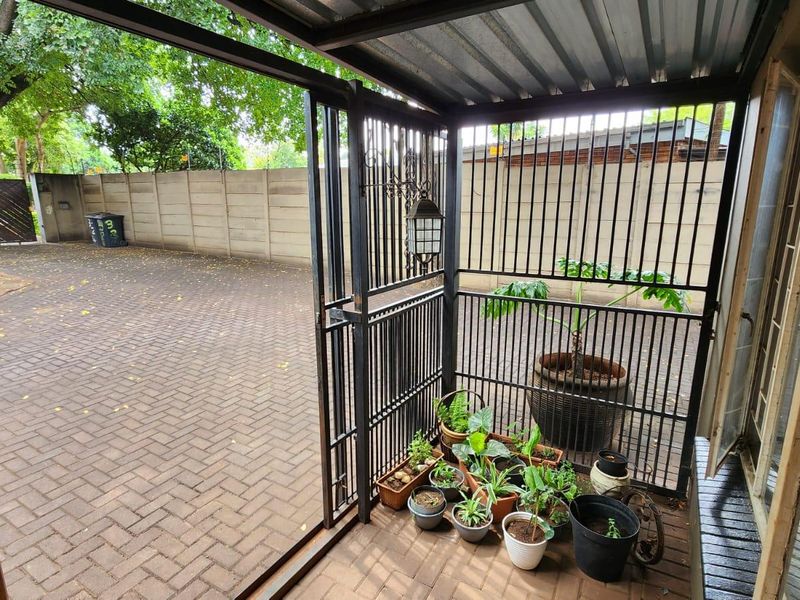 8 Bedroom Property | Main House + 2 Separate Townhouses | Exceptional Investment Opportunity - Photo 3