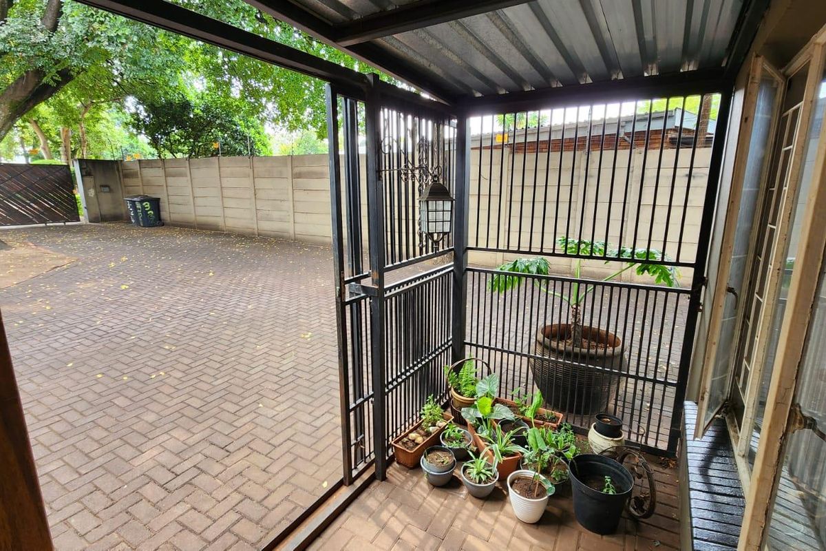 8 Bedroom Property | Main House + 2 Separate Townhouses | Exceptional Investment Opportunity - Photo 3