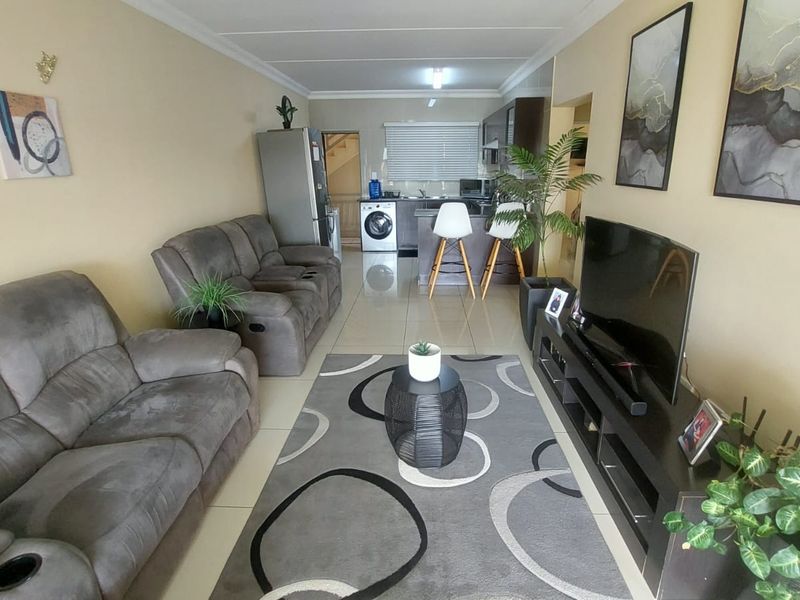 Ground Floor Comfort: 3 Bedrooms, Modern Bath, Scenic Views! - Photo 3