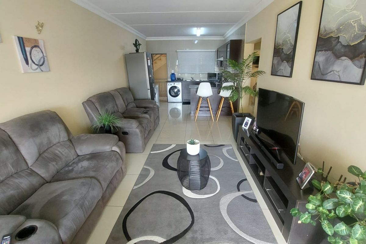 Ground Floor Comfort: 3 Bedrooms, Modern Bath, Scenic Views! - Photo 3