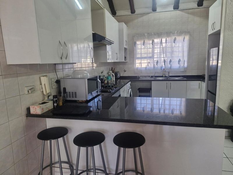 Three Bedroom Apartment with huge upstairs loftFor Sale in Great Location - Photo 4