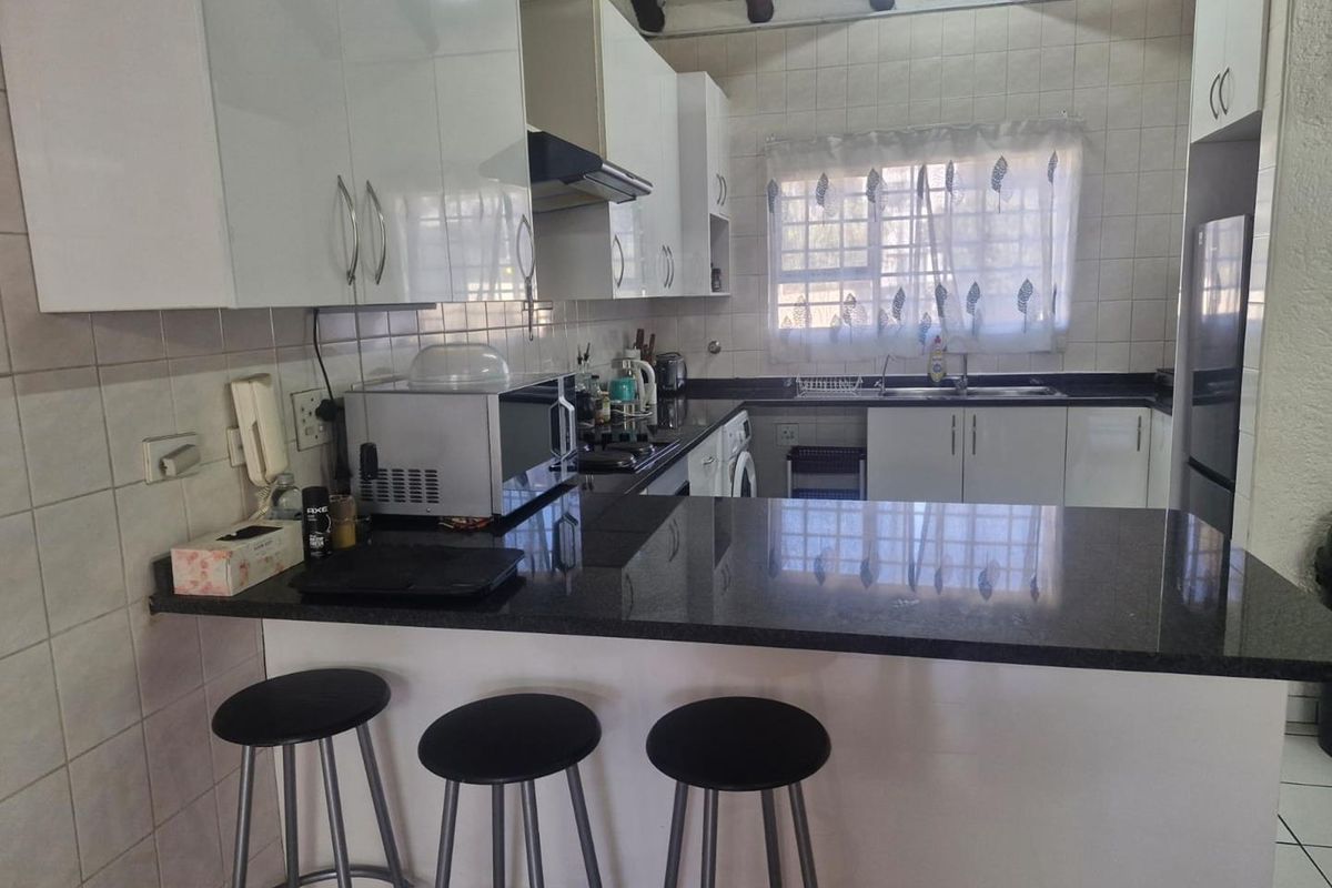 Three Bedroom Apartment with huge upstairs loftFor Sale in Great Location - Photo 4
