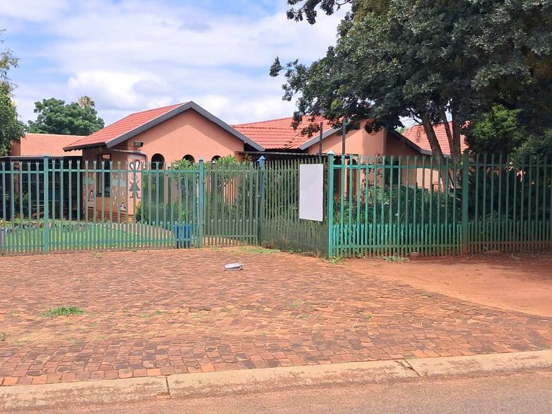 ### EXCEPTIONAL PROPERTY - Photo 4